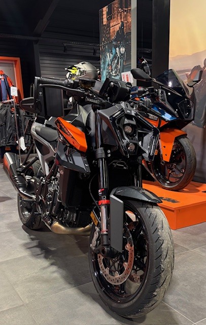 Duke 990